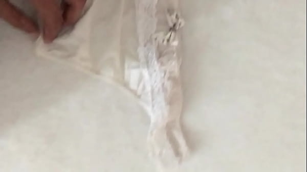 Mira esta tanga de color blanco