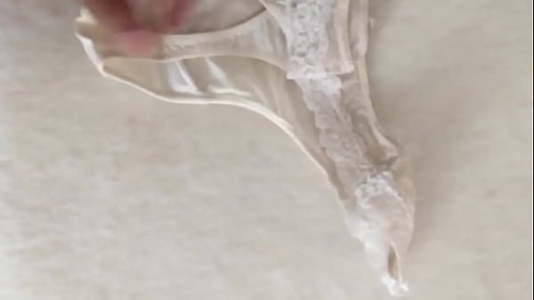 Mira esta tanga de color blanco 