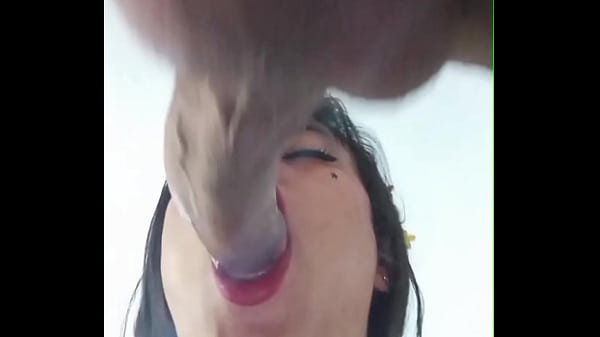 La polla grande de mi amigo me folla duro y se corre en mi culo