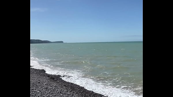 Nonton On Profite De La Plage thumbnail