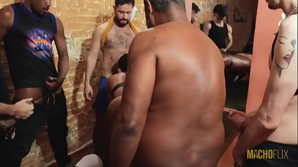 Play MP4 - Levando leite de v&aacute;rios machos parte 1