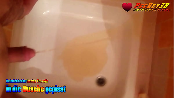 Play MP4 - Andy weiht &lpar;pinkelt&rpar; heimlich die Dusche seiner besten Freundin ein
