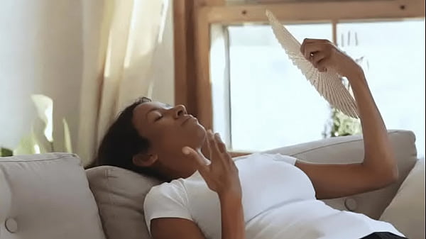 Nonton Elle Est Tr&egrave;s Chaude thumbnail
