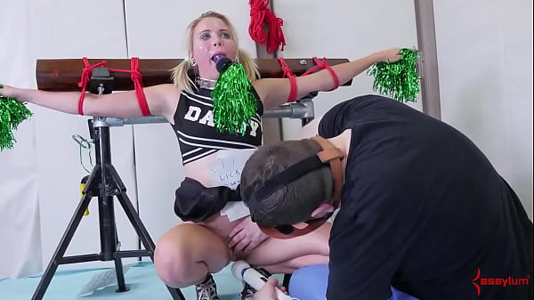 Cheerleader eatsher ownass juice in ATM bj