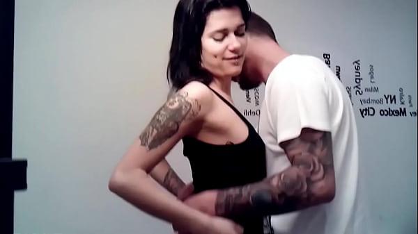 Play MP4 - La flaquita de abajo me invita un buen polvo