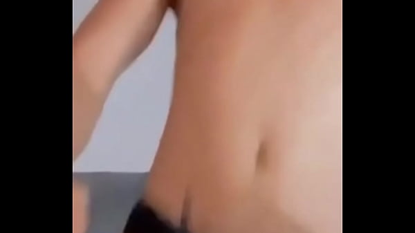 Novinhos dan&ccedil;ando de short 