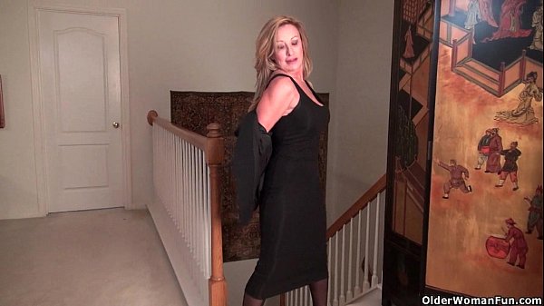 Play MP4 - America's sexiest milfs part 7