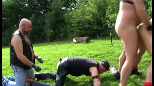 Dex Mecs Bearx Poilus Baisent Dans Le Jardin En Exhib thumbnail