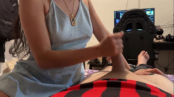 Hermanastro travieso aprovecha que estamos solos en casa y me folla 