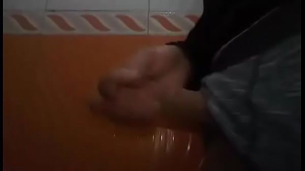 Chico en ba&ntilde;o masturb&aacute;ndose 