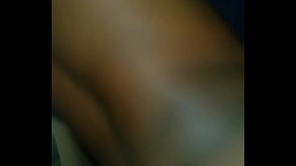 Novinha em copacabana de safadeza com marmanjos