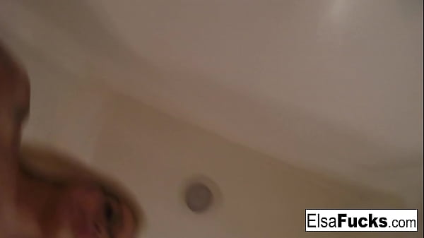 Tinybabe Elsa Jean fingers her hairy pussy