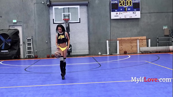 Nonton When Ebony Milf Plays Ball ,she Gets Very Horny Right After thumbnail