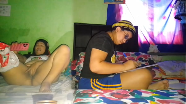 Me masturbo mi gran co&ntilde;o mientras mi hermanastra hace la tareas de la universidad 