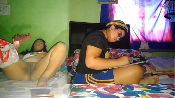 Play MP4 - Me masturbo mi gran co&ntilde;o mientras mi hermanastra hace la tareas de la universidad