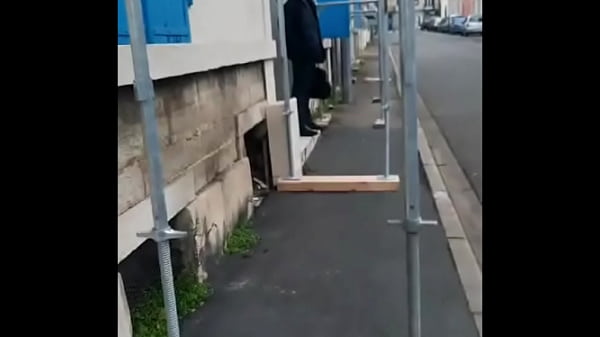 J'arrive dans la rue o&ugrave; je dois visiter l'appartement je vois au loin un 