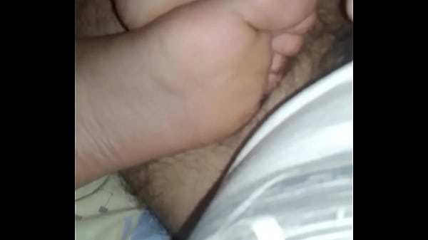 Me masturbo con pies 