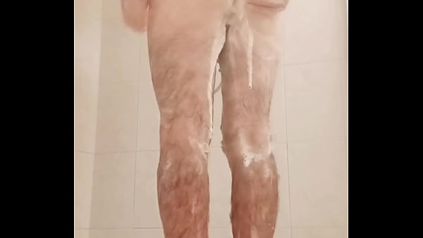 Exibindo o cu no banheiro do hotel 