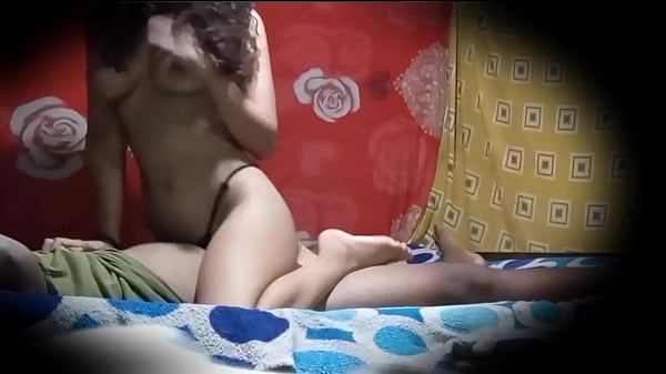 Hermanastra ninfomana chilena montando la verga de su vecino camara escondida