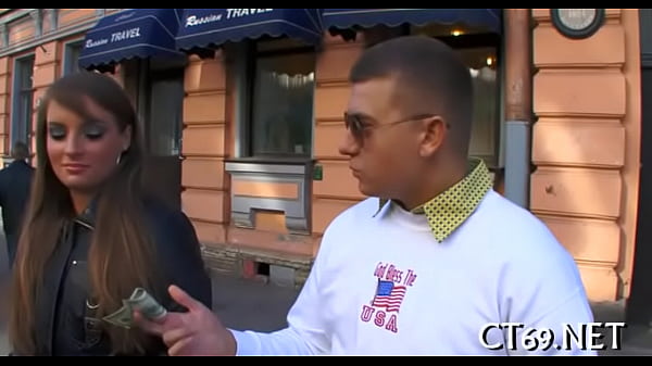 Slutty lady widens her legs