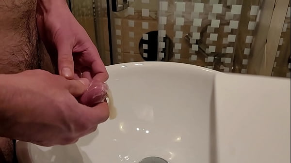 Play MP4 - Pissing inside a used condom