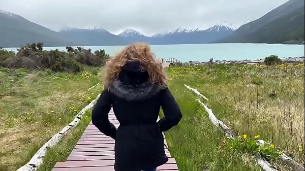 Play MP4 - J&rsquo;ai envie de baiser alors mon homme m&rsquo;attrape en face d&rsquo;un glacier pendant une visite