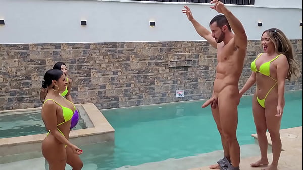 Play MP4 - Foursome in the pool