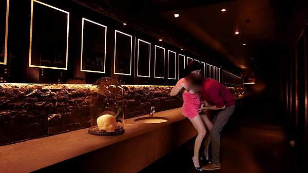 Enga&ntilde;a al marido con desconocido en el ba&ntilde;o del club nocturno