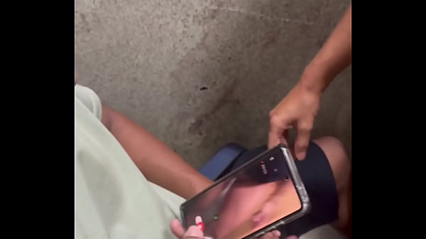 Abordagem a desconhecidos em dose dupla no banheiro do shopping e depois do bloco dentro do duas gozadas na boquinha duas fodas no p&ecirc;lo 