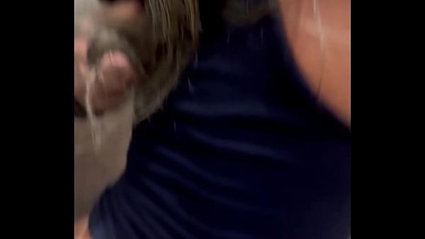 Abordagem a desconhecidos em dose dupla no banheiro do shopping e depois do bloco dentro do duas gozadas na boquinha duas fodas no p&ecirc;lo 