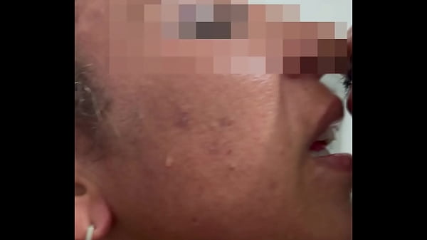 Abordagem a desconhecidos em dose dupla no banheiro do shopping e depois do bloco dentro do duas gozadas na boquinha duas fodas no p&ecirc;lo 