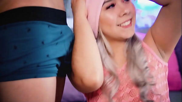 Sexy blonde seduces her stepbrother's_cock tosatisfy her fans