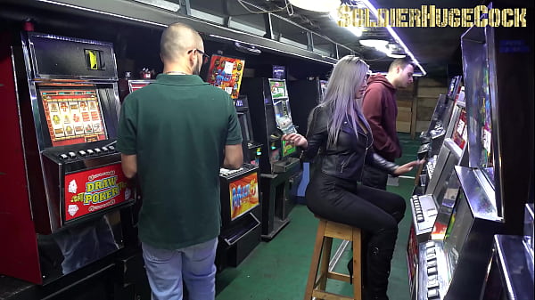 Ashley grey se esta quedando sin credito en este raro casino asi que aprovecha y obtiene sexo a cambio de mas credito