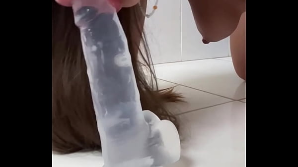 Con dildo y plug estudiante llega de la universidad muy arrecha y aprovecha el ba&ntilde;o para masturbarse con tanto placer