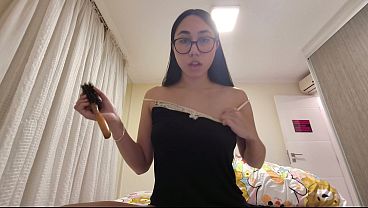 Enfiando a escova de cabelo no meu cuzinho