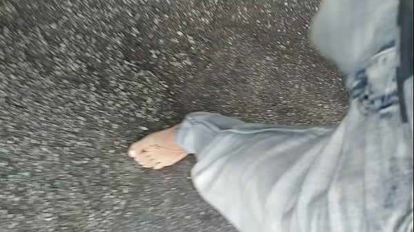 Eu andando com os cal&ccedil;ados da minha mulher 