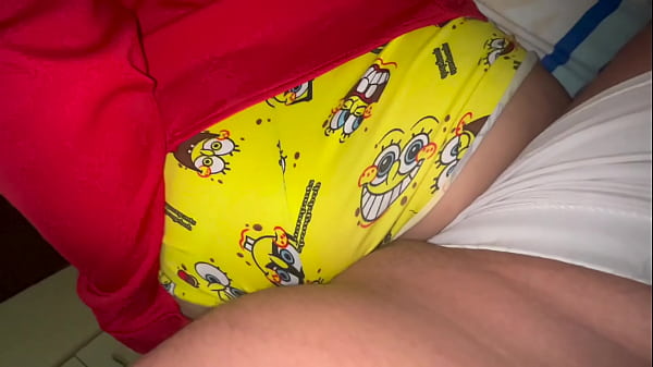 Play MP4 - Mi cu&ntilde;ada entra al mi cuarto mientra mi mujer esta lavando los platos le tenia muchas ganas a esta perrita