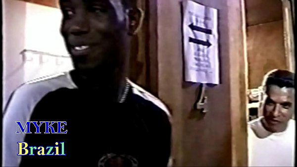 Dois rapazes tarados fazem muita putaria com balconista do clube dos filmes er&oacute;ticos