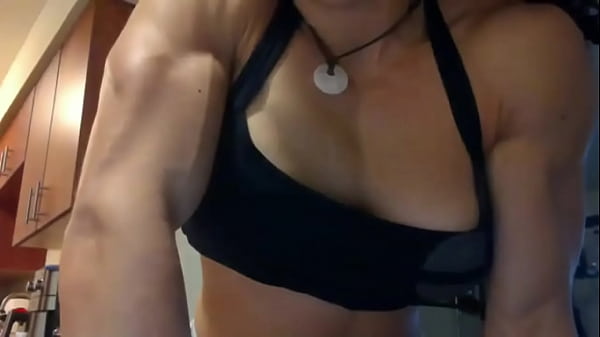 Nonton Carolynefit Strong Queen thumbnail