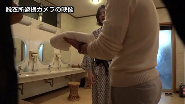 Play MP4 - 【衝撃放送事故】温泉リポートに来た爆乳アナウンサー 温泉の中と脱衣所でハメ撮りを撮影 1