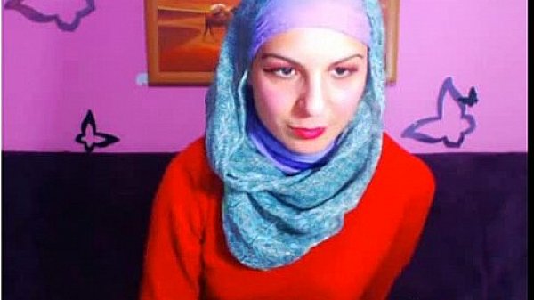 Une dominatrice qui aime le cuir s'occupe de deux maigrichons soumis, les baise 