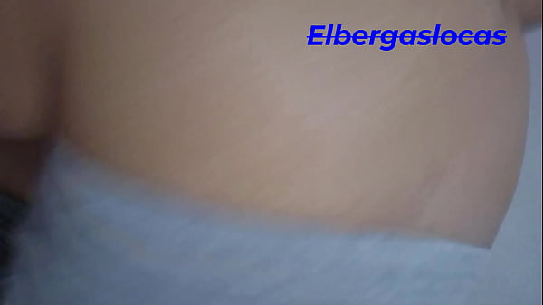 Mi mejor amiga tiene un fetiche con los pies ella desea ver como se siente sobar sus pies junto a mi resbalosa verga le gusto tanto que la monto y me dijo que me corriera adentro 