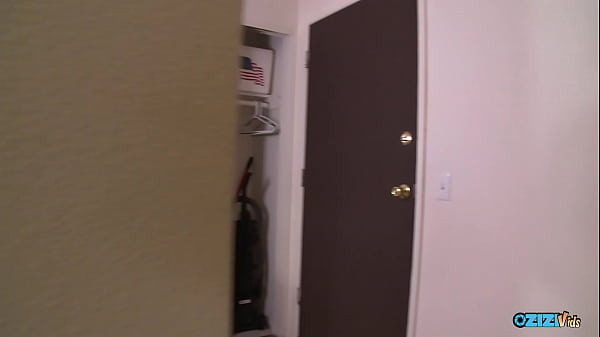 Nonton Chick Needs To Masturbate With A Toy Before Playing With A Cock thumbnail