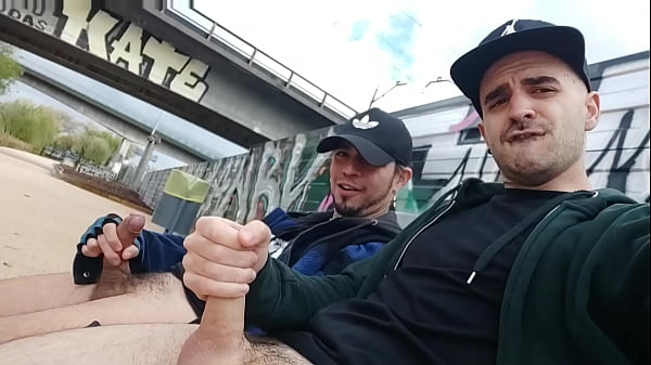 Tarde De Exhibicion, Pajas Y Mucha Leche Entre Colegas Pollones Por Las Calles De Madrid!!! thumbnail