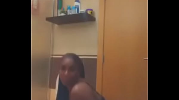 Puta angolana xofela do t. Nua a mostrar a cona 