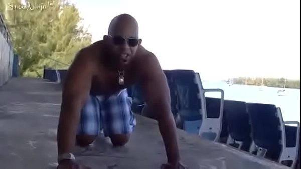 Neg&atilde;o na punheta 