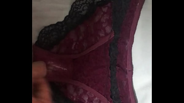 Play MP4 - 射在原味蕾絲深紅色內褲上 穿第三天 射在白帶上