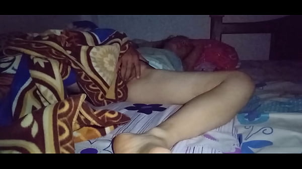 Follando a una rica latina cachonda compartiendo cama con un gran creampie