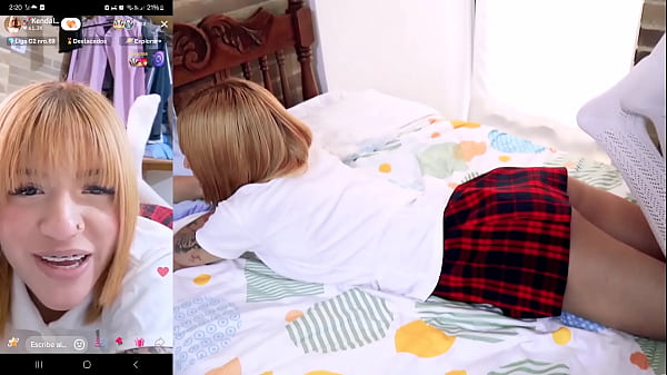 Play MP4 - PScb Colegiala rubia venezolana se deja coger en vivo por su novio mientras hace un live de tik tok