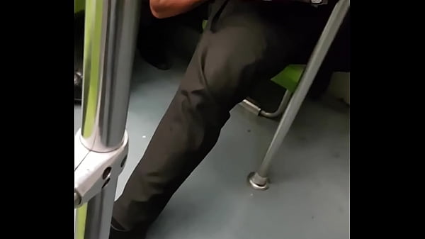 se la mama en el metro hasta venirse y los tira 